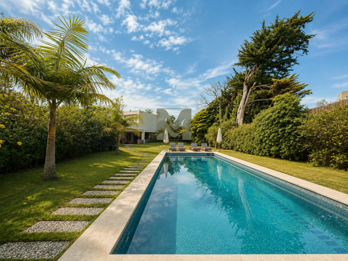 Casa ID.33 - Venta Casa en  Playa Mansa, 4 dormitorios, 4 baños, Piscina