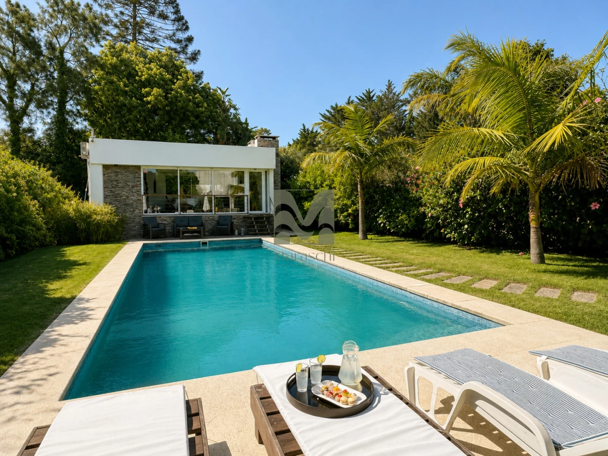 Casa ID.33 - Venta Casa en  Playa Mansa, 4 dormitorios, 4 baños, Piscina