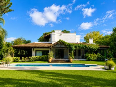 VENTA casa en solanas, 5 dormitorios, piscina, gran parque arbolado