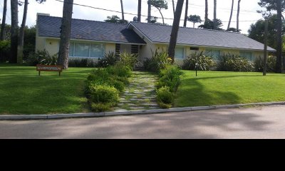 Venta casa en Playa mansa, 4 dormitorios, piscina