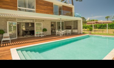 Venta casa en Playa Mansa, 4 dormitorios, 5 baños, piscina, barrio privado