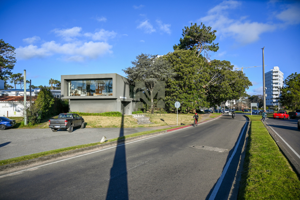Local Comercial ID.868 - Alquiler Local Comercial en Punta del Este