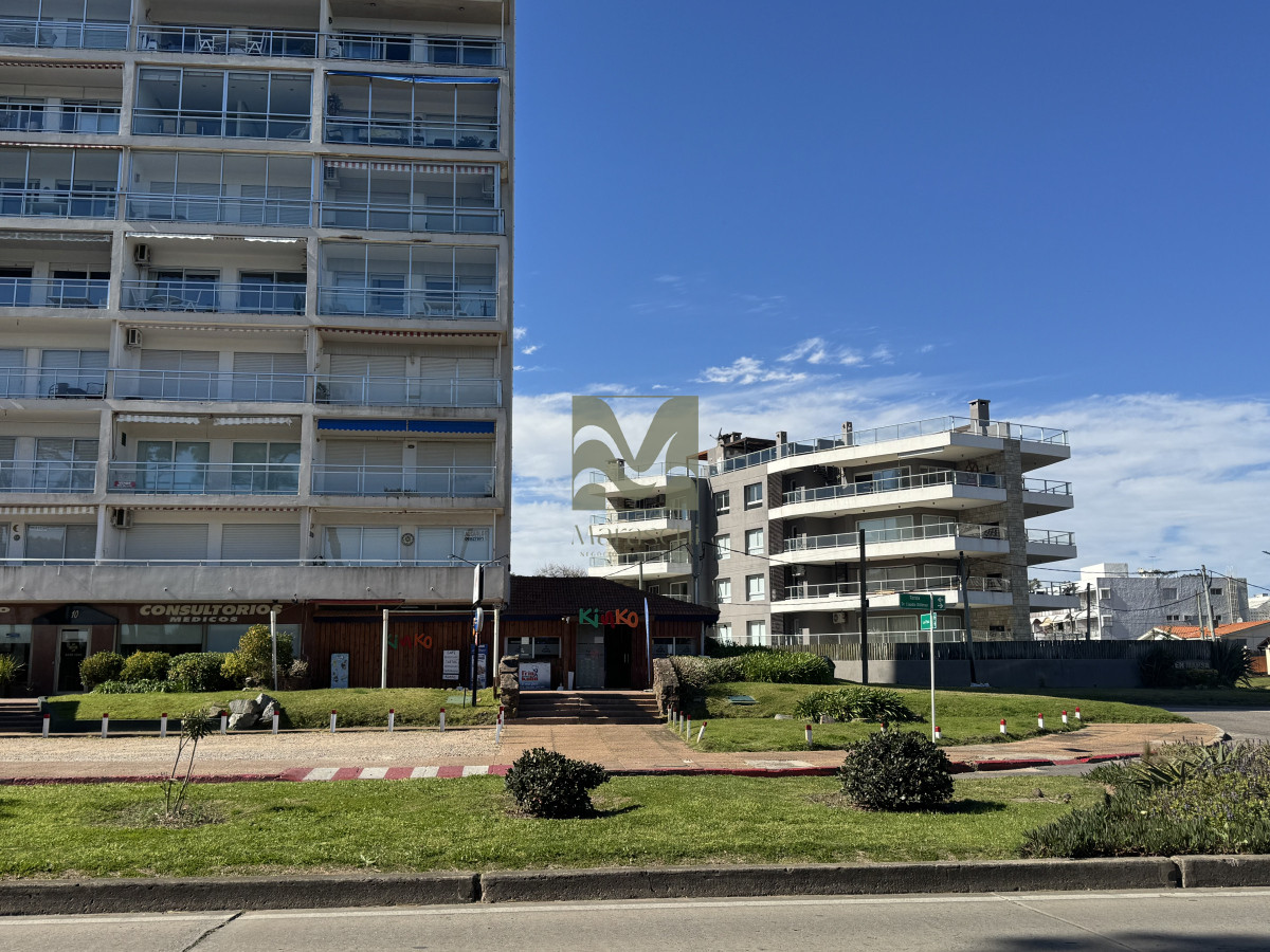 Local Comercial ID.888 - Alquiler de Local Comercial, Primera Línea Playa Mansa