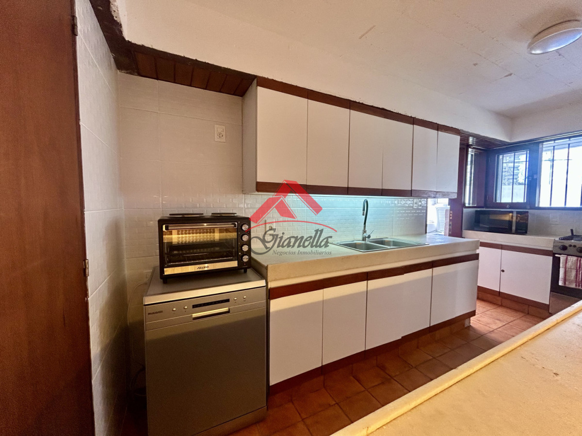 Casa ID.2241 - Venta casa en Cantegril con 4 dormitorios y 3 baños en Cantegril 