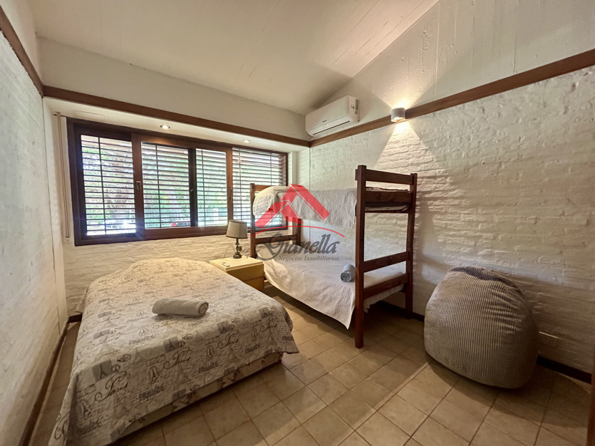 Casa ID.2241 - Venta casa en Cantegril con 4 dormitorios y 3 baños en Cantegril 