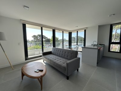 VENTA DE APARTAMENTO DE 2 DORMITORIOS Y 2 BAÑOS EN AYDI GRILL, PUNTA DEL ESTE 