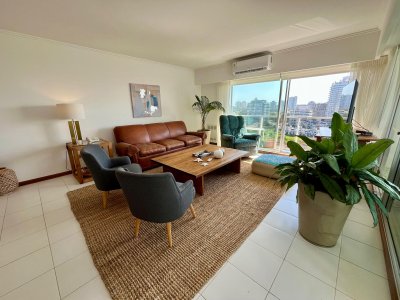 VENTA DE APARTAMENTO DE 3 DORITORIOS EN SUITE, TOILETTE Y DEPENDENCIA DE SERVICIO, PLAYA BRAVA PUNTA DEL ESTE 