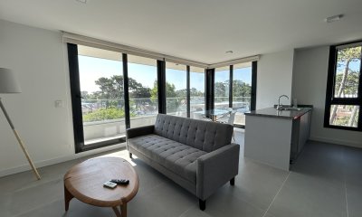 VENTA DE APARTAMENTO DE 2 DORMITORIOS Y 2 BAÑOS EN AYDI GRILL, PUNTA DEL ESTE