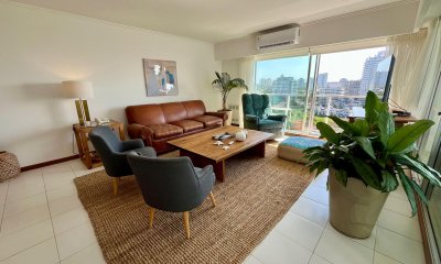 VENTA DE APARTAMENTO DE 3 DORITORIOS EN SUITE, TOILETTE Y DEPENDENCIA DE SERVICIO, PLAYA BRAVA PUNTA DEL ESTE