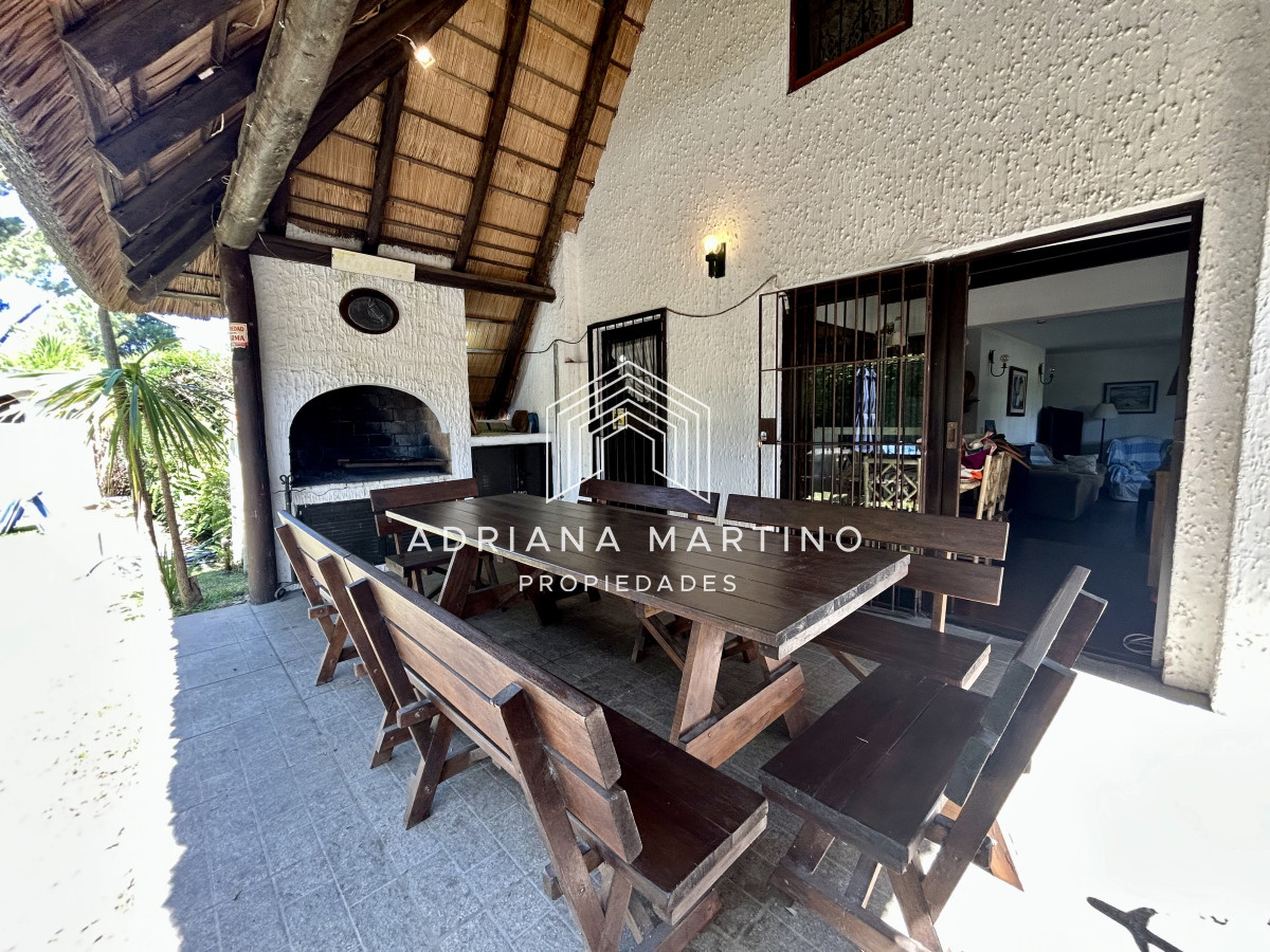 Casa ID.71278 - Venta casa de 5 dormitorios y 3 baños con piscina cerca de Punta Shopping