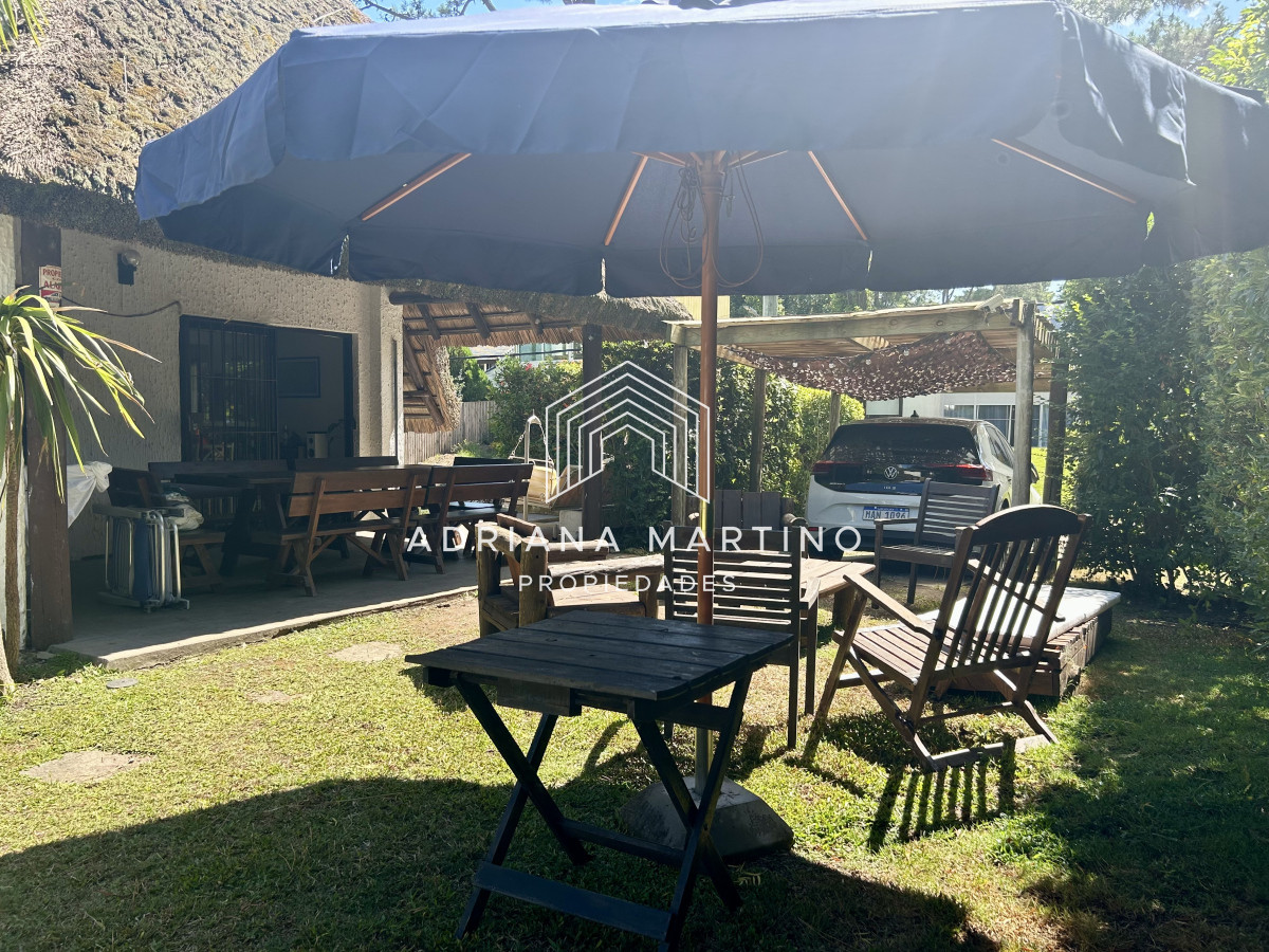 Casa ID.71278 - Venta casa de 5 dormitorios y 3 baños con piscina cerca de Punta Shopping