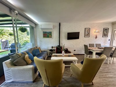 VENTA DE CASA DE 2 DORMITORIOS Y 2 BAÑOS, PLAYA BRAVA, SAN RAFAEL PUNTA DEL ESTE 
