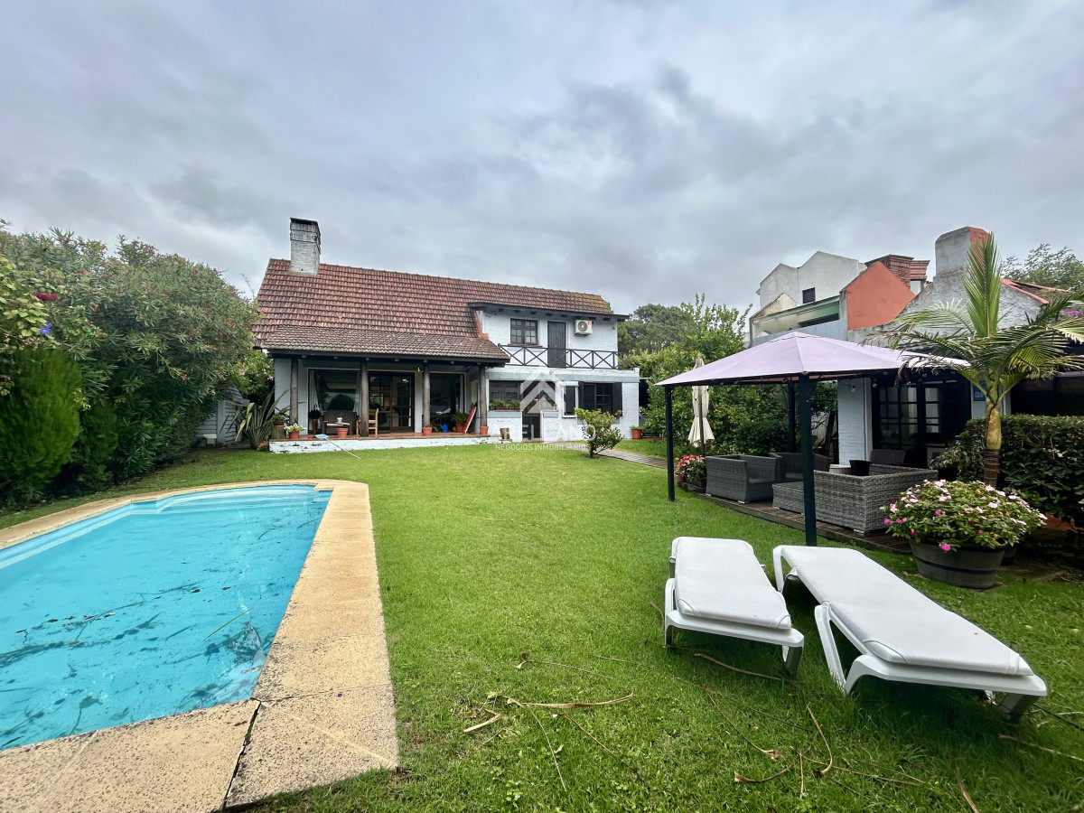 Casa ID.4794 - Venta casa 3 dormitorios y 2 baños dependencia barbacoa y piscina en rincón del indio 