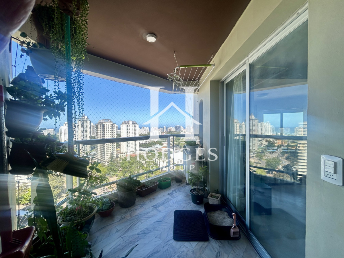 Apartamento ID.121 - Venta apartamento de 3 dormitorios y 2 baños, Av Roosevelt Punta del Este 