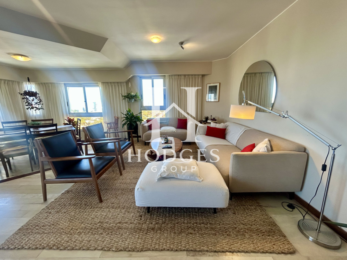 Apartamento ID.121 - Venta apartamento de 3 dormitorios y 2 baños, Av Roosevelt Punta del Este 