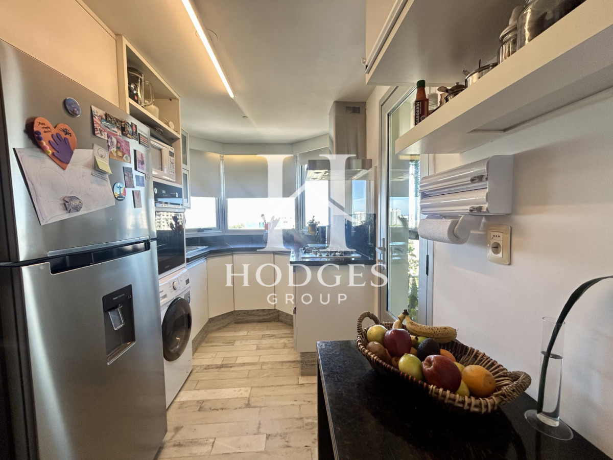 Apartamento ID.121 - Venta apartamento de 3 dormitorios y 2 baños, Av Roosevelt Punta del Este 