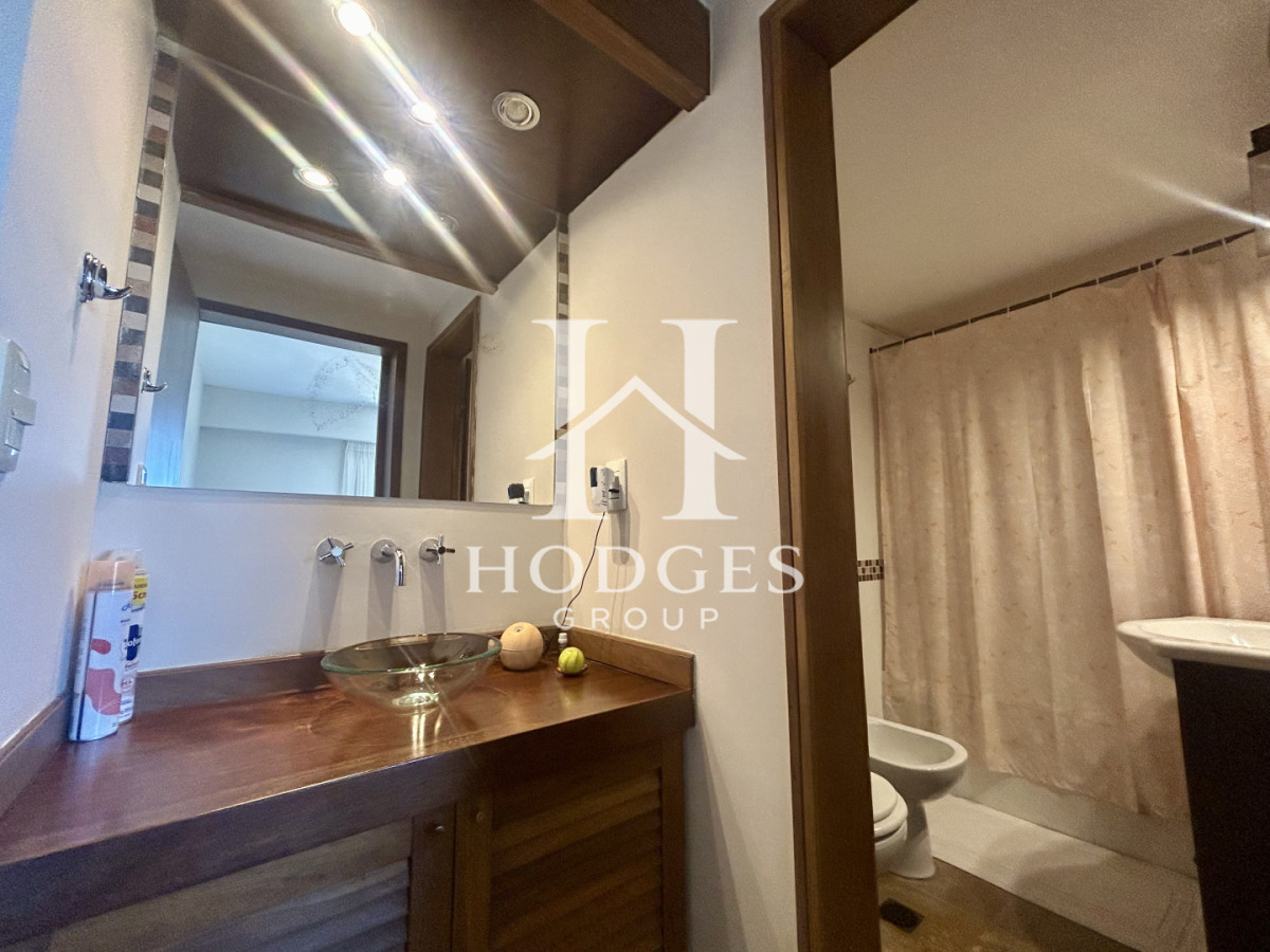 Apartamento ID.121 - Venta apartamento de 3 dormitorios y 2 baños, Av Roosevelt Punta del Este 