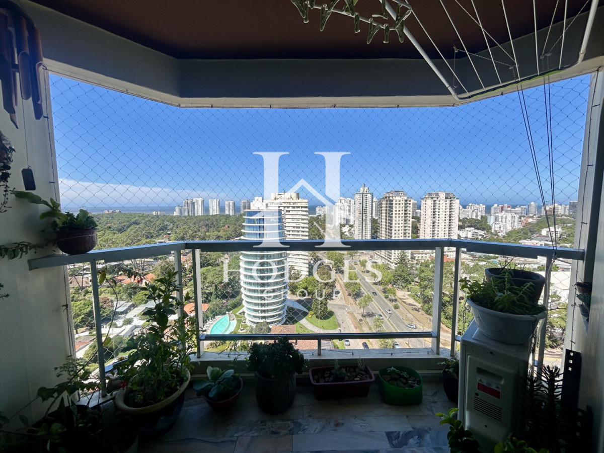 Apartamento ID.121 - Venta apartamento de 3 dormitorios y 2 baños, Av Roosevelt Punta del Este 