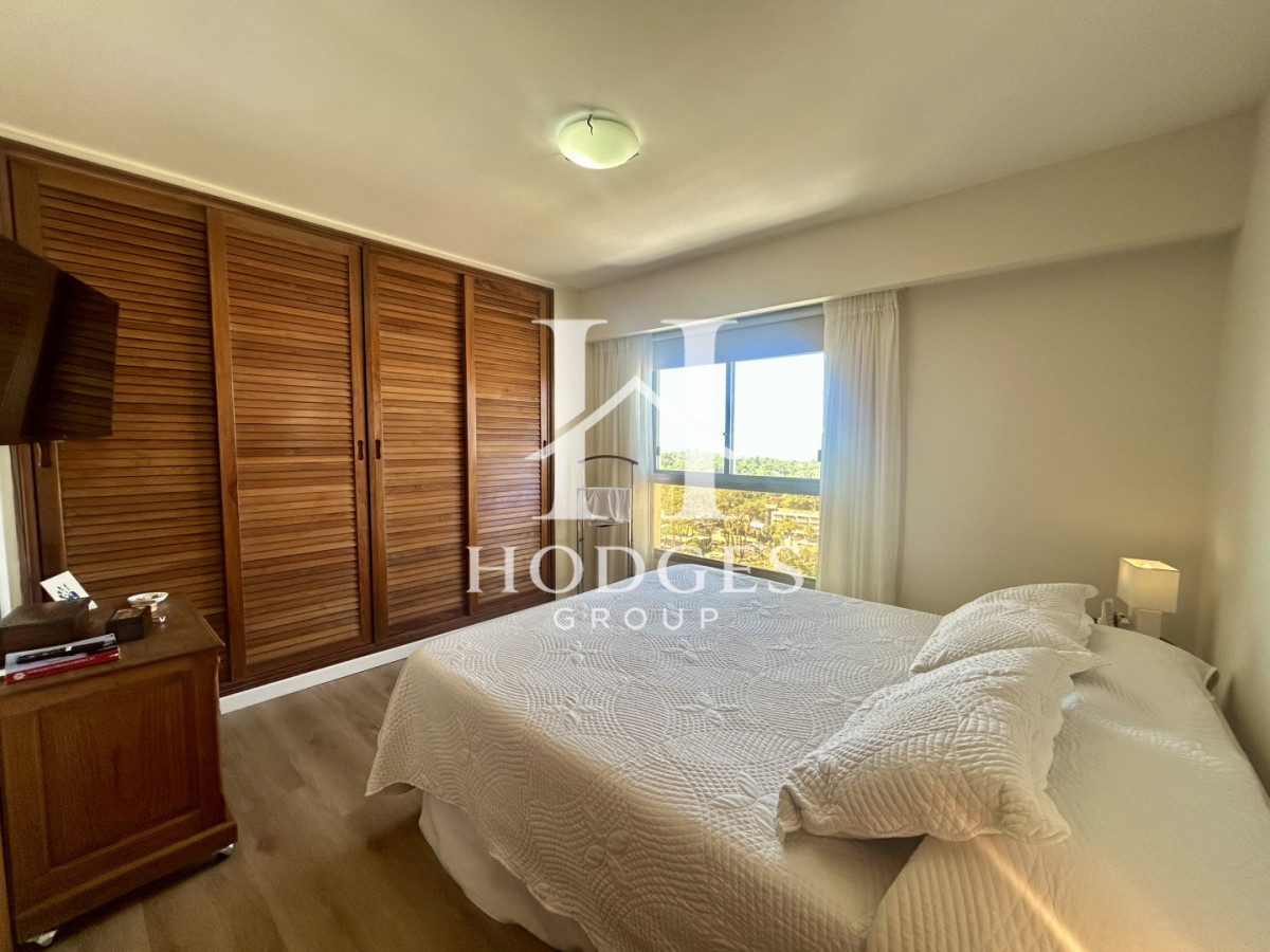 Apartamento ID.121 - Venta apartamento de 3 dormitorios y 2 baños, Av Roosevelt Punta del Este 