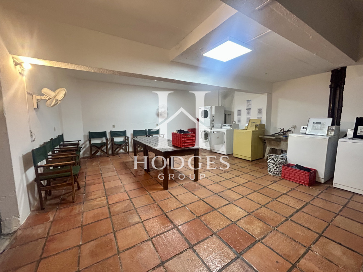 Apartamento ID.121 - Venta apartamento de 3 dormitorios y 2 baños, Av Roosevelt Punta del Este 