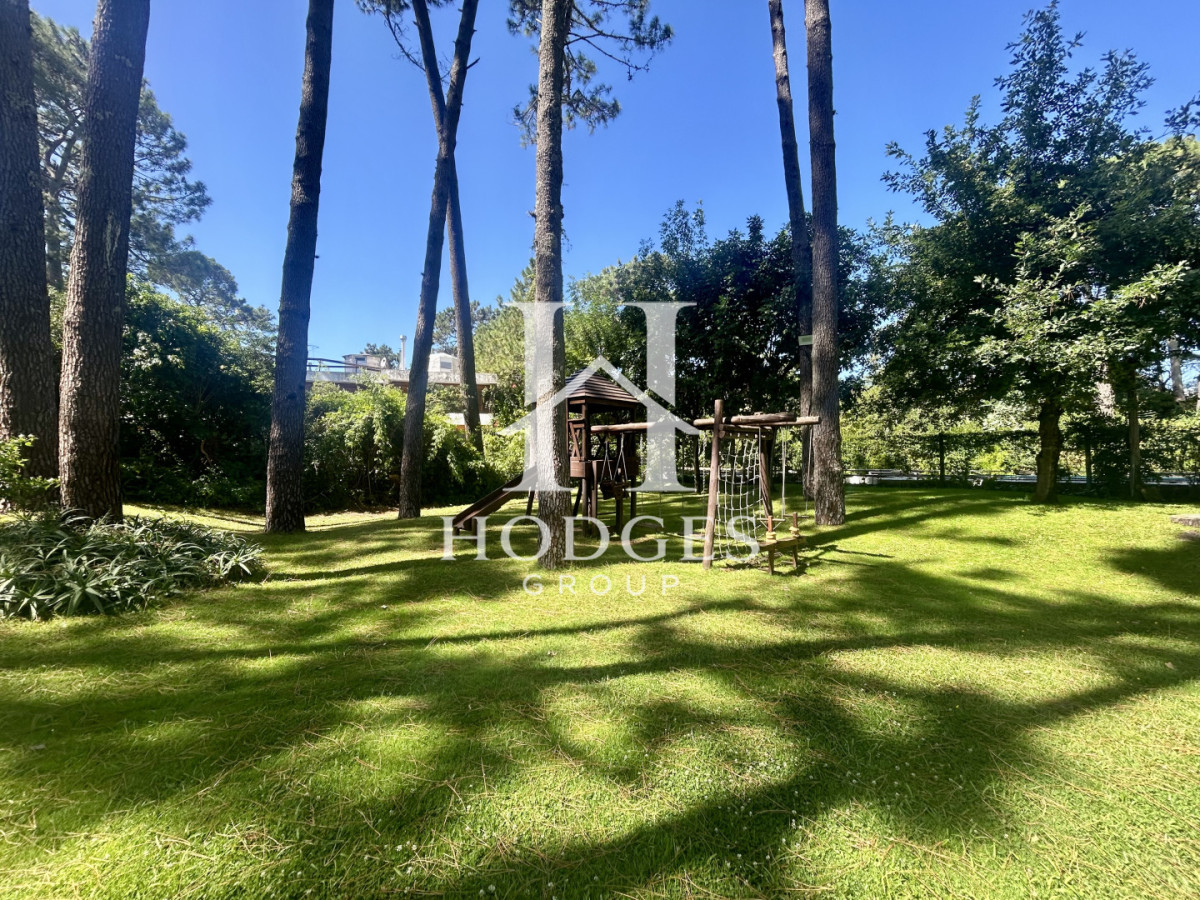 Apartamento ID.121 - Venta apartamento de 3 dormitorios y 2 baños, Av Roosevelt Punta del Este 