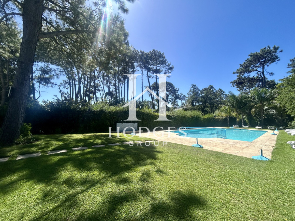 Apartamento ID.121 - Venta apartamento de 3 dormitorios y 2 baños, Av Roosevelt Punta del Este 