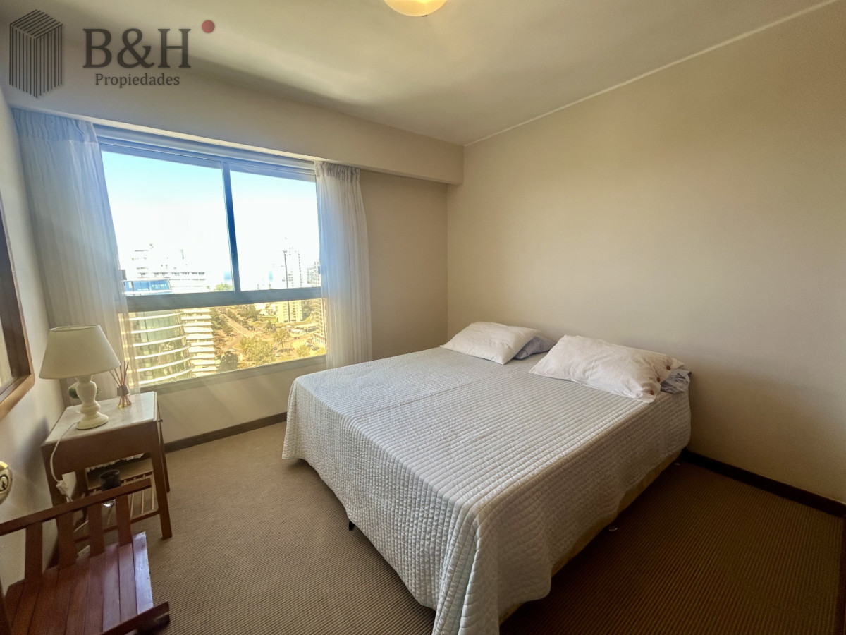 Apartamento ID.6901 - Venta apartamento de 3 dormitorios y 2 baños, Av Roosevelt Punta del Este 