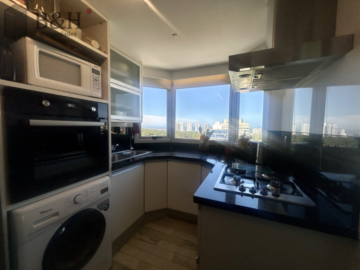 Apartamento ID.6901 - Venta apartamento de 3 dormitorios y 2 baños, Av Roosevelt Punta del Este 