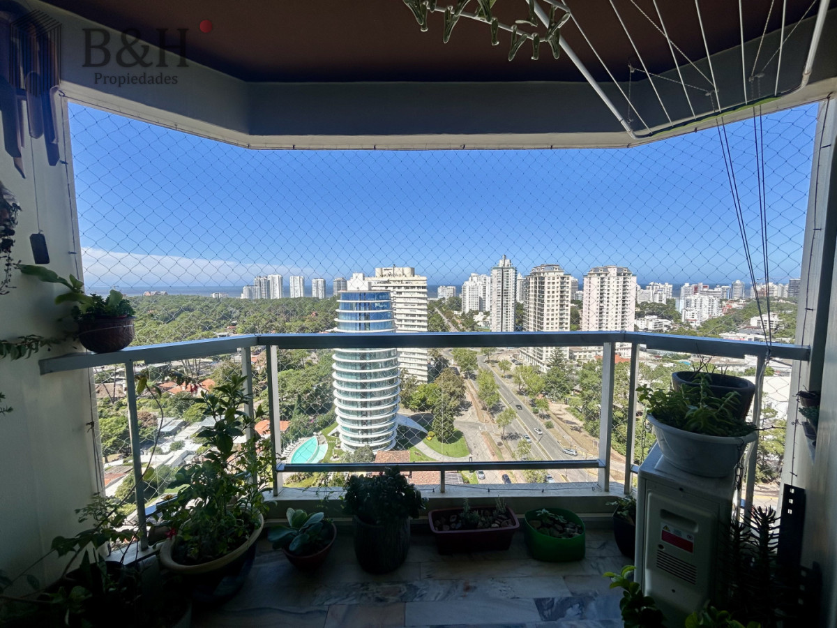 Apartamento ID.6901 - Venta apartamento de 3 dormitorios y 2 baños, Av Roosevelt Punta del Este 