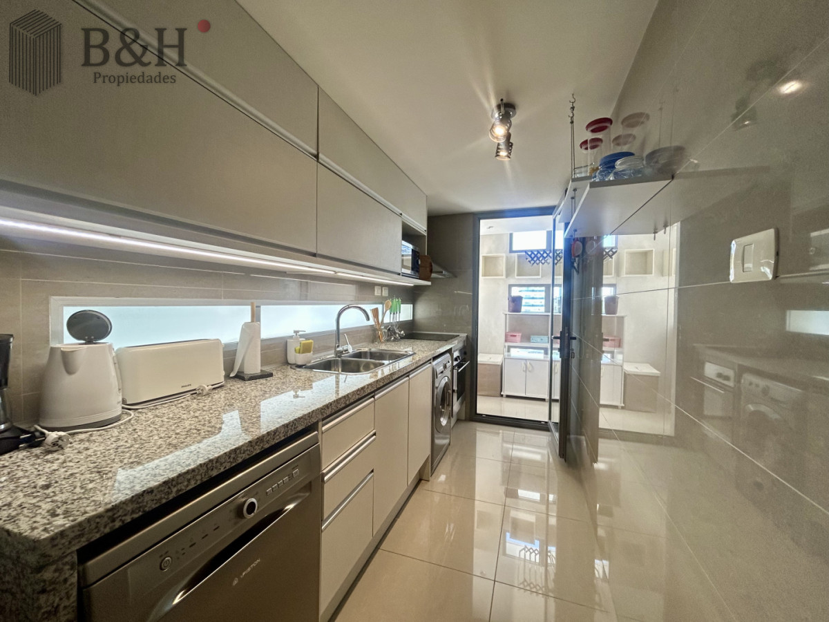 Apartamento ID.6750 - Venta apartamento de 2 dormitorios, 3 baños y doble garage en brava.