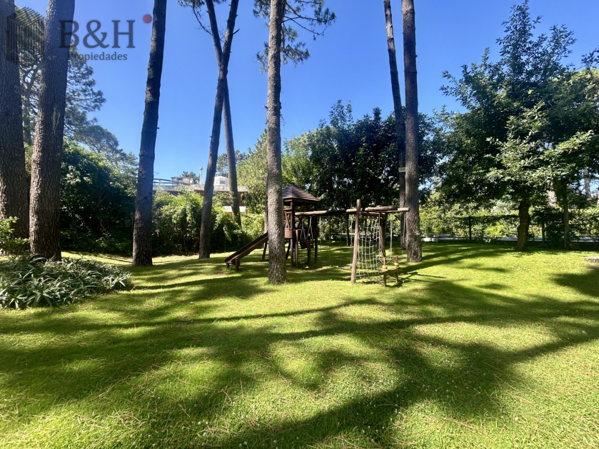 Apartamento ID.6901 - Venta apartamento de 3 dormitorios y 2 baños, Av Roosevelt Punta del Este 