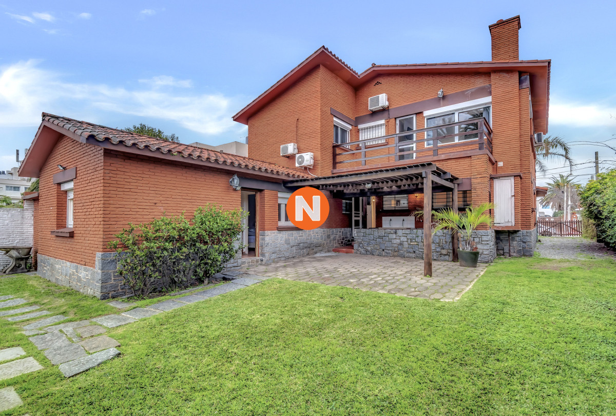 Casa Ref.223885 - Venta casa de 7 dormitorios y piscina en la peninsula 