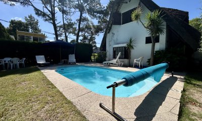 Venta casa de 5 dormitorios y 3 baños con piscina cerca de Punta Shopping