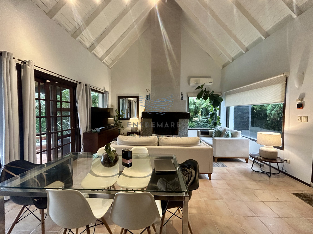 Casa ID.184 - Venta casa de 3 dormitorios y 2 baños dependencia barbacoa y piscina en rincón del indio 