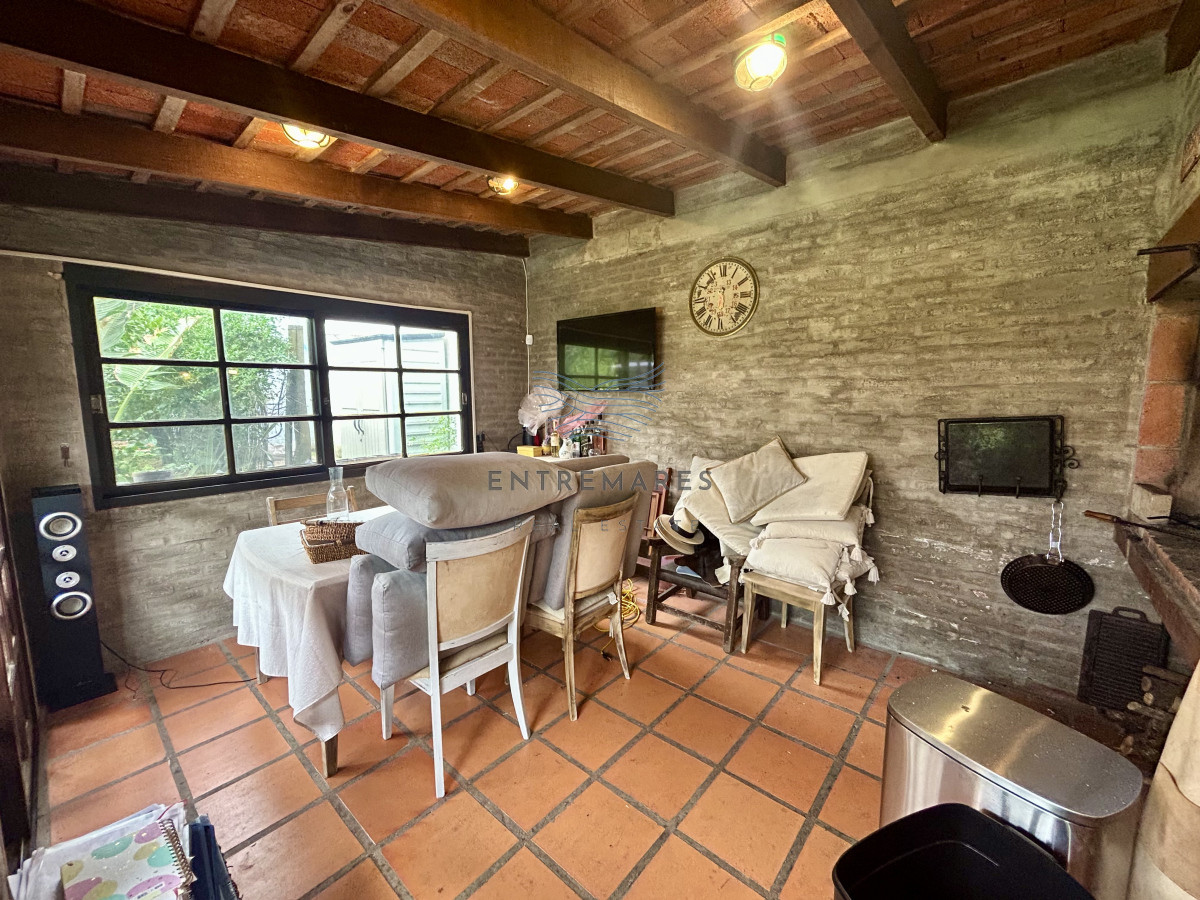 Casa ID.184 - Venta casa de 3 dormitorios y 2 baños dependencia barbacoa y piscina en rincón del indio 
