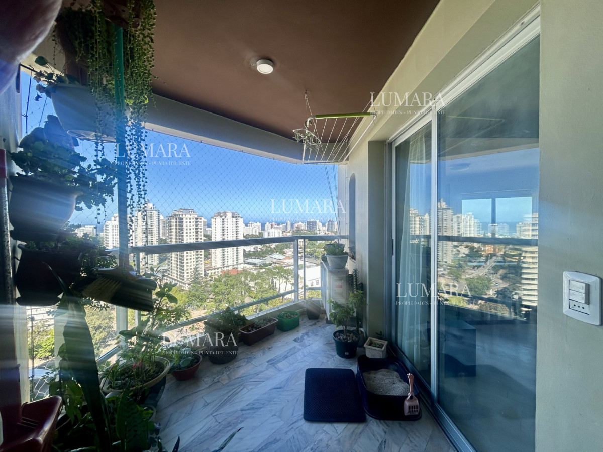 Apartamento ID.3160 - Venta apartamento de 3 dormitorios y 2 baños, Av Roosevelt Punta del Este 