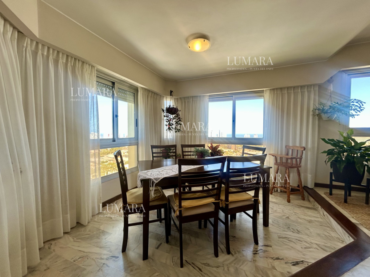 Apartamento ID.3160 - Venta apartamento de 3 dormitorios y 2 baños, Av Roosevelt Punta del Este 