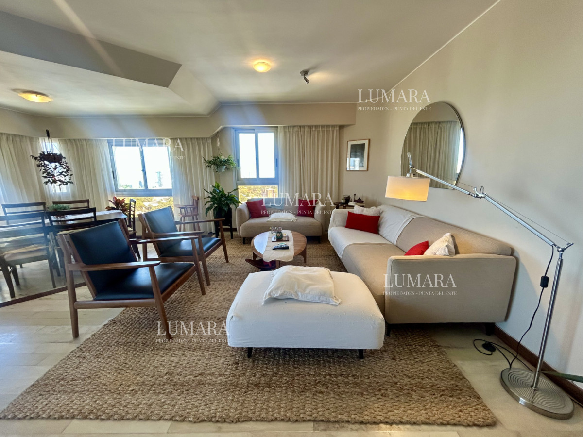 Apartamento ID.3160 - Venta apartamento de 3 dormitorios y 2 baños, Av Roosevelt Punta del Este 