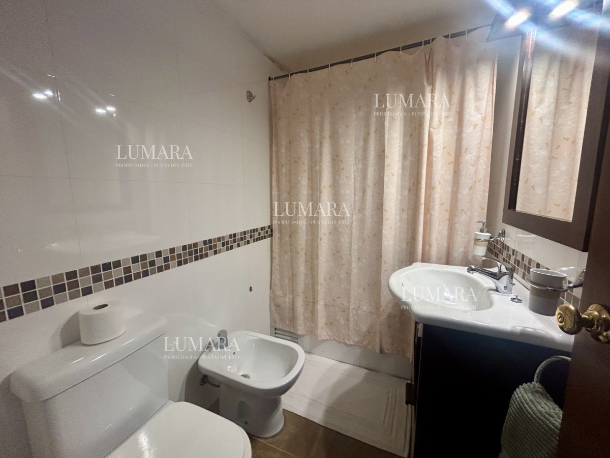 Apartamento ID.3160 - Venta apartamento de 3 dormitorios y 2 baños, Av Roosevelt Punta del Este 