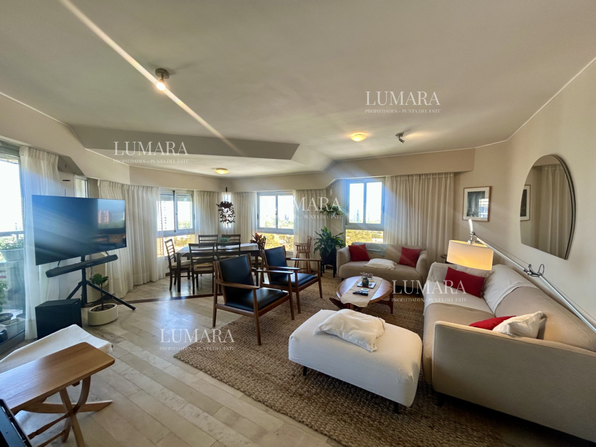 Apartamento ID.3160 - Venta apartamento de 3 dormitorios y 2 baños, Av Roosevelt Punta del Este 