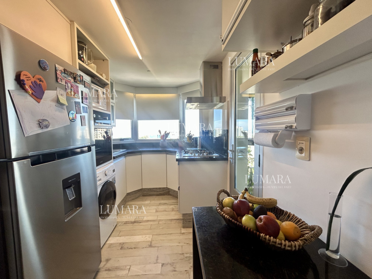 Apartamento ID.3160 - Venta apartamento de 3 dormitorios y 2 baños, Av Roosevelt Punta del Este 