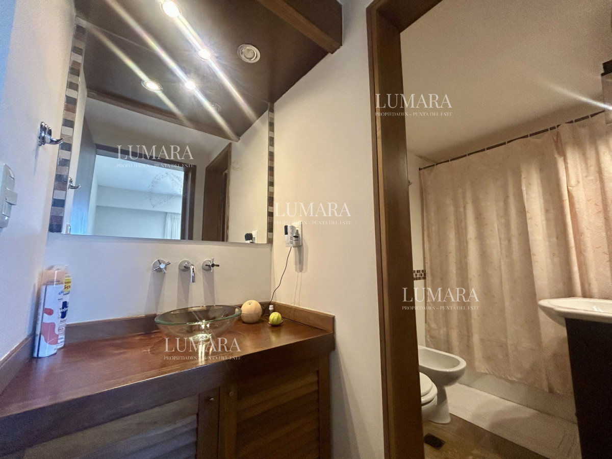 Apartamento ID.3160 - Venta apartamento de 3 dormitorios y 2 baños, Av Roosevelt Punta del Este 
