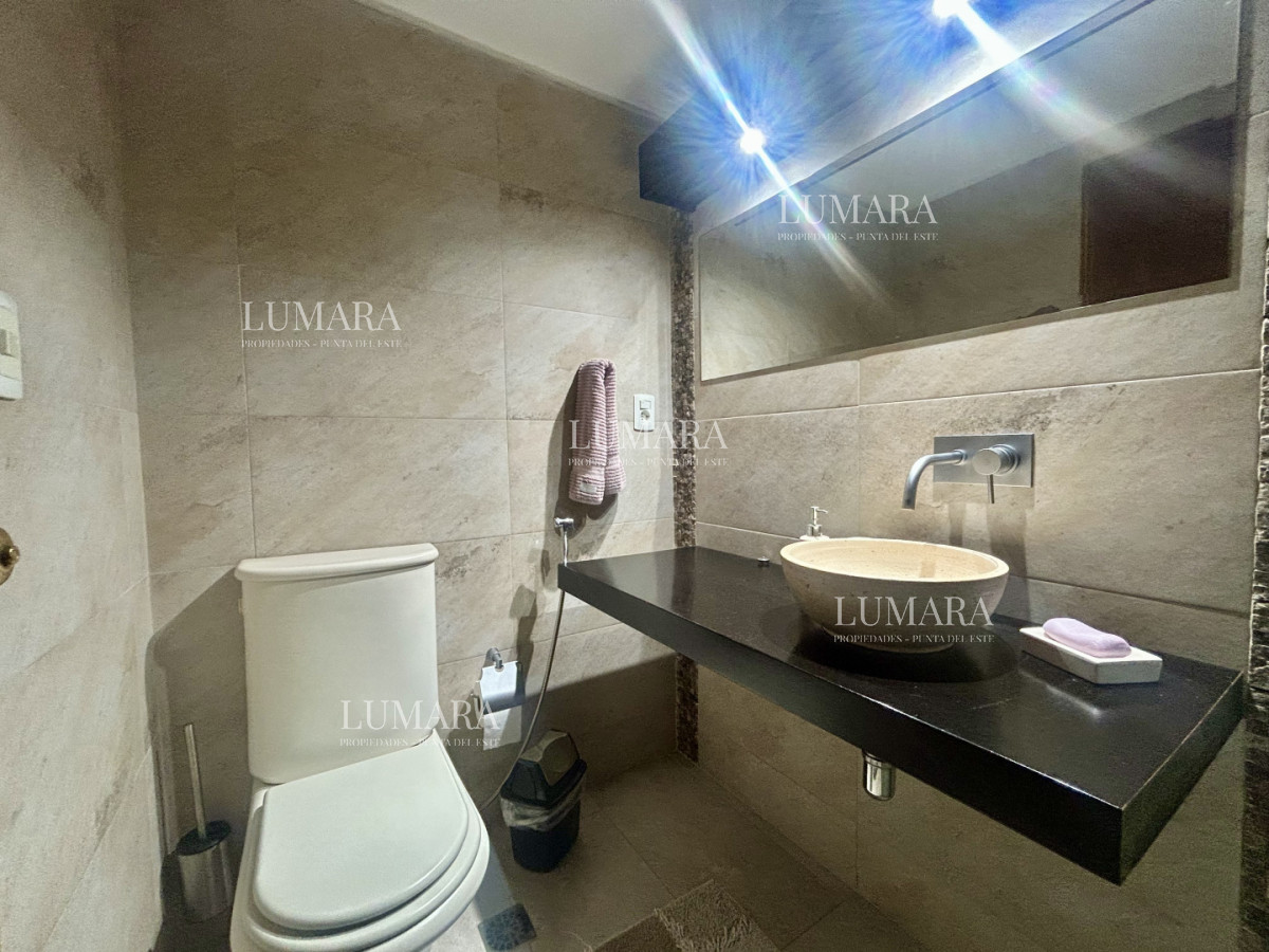 Apartamento ID.3160 - Venta apartamento de 3 dormitorios y 2 baños, Av Roosevelt Punta del Este 