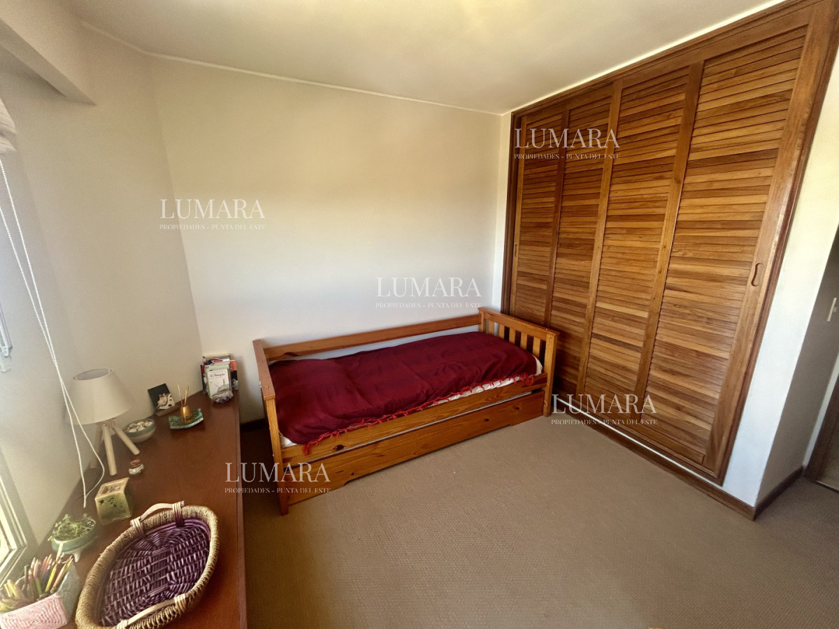 Apartamento ID.3160 - Venta apartamento de 3 dormitorios y 2 baños, Av Roosevelt Punta del Este 