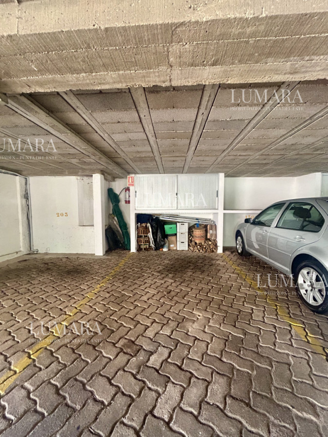 Apartamento ID.3160 - Venta apartamento de 3 dormitorios y 2 baños, Av Roosevelt Punta del Este 