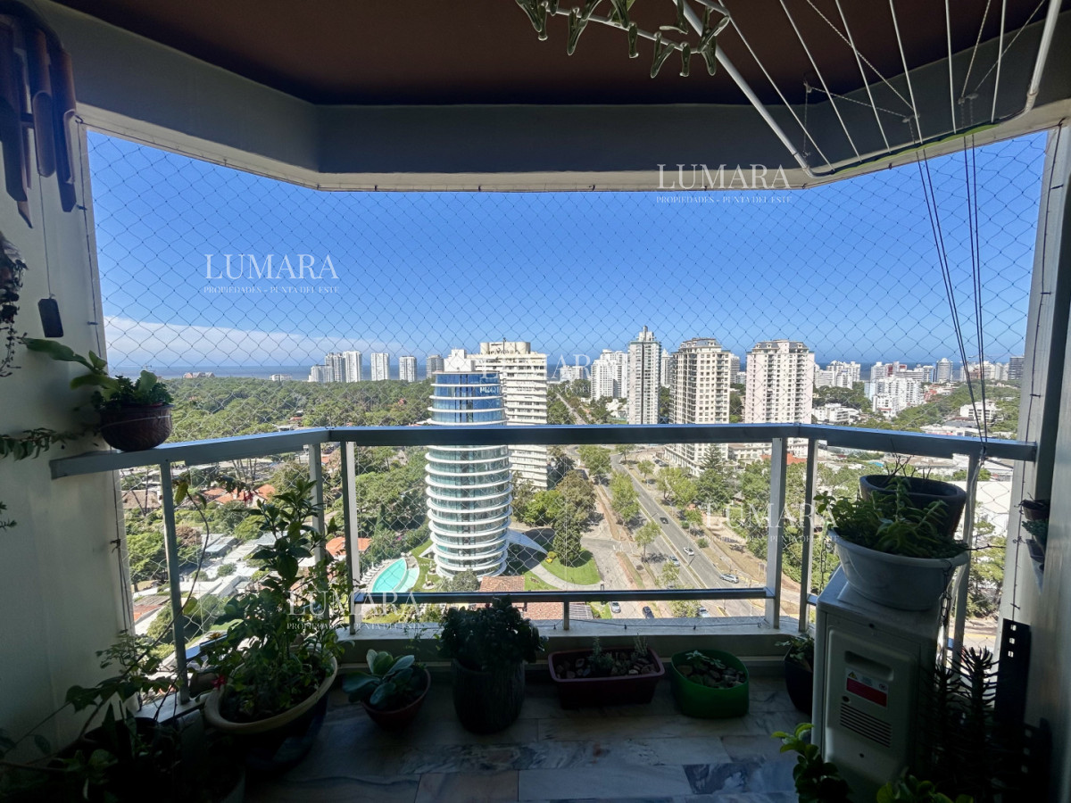 Apartamento ID.3160 - Venta apartamento de 3 dormitorios y 2 baños, Av Roosevelt Punta del Este 