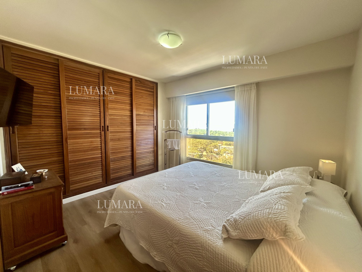 Apartamento ID.3160 - Venta apartamento de 3 dormitorios y 2 baños, Av Roosevelt Punta del Este 