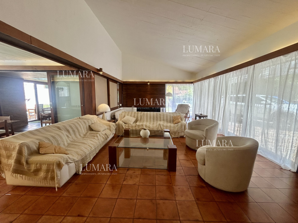 Casa ID.3391 - Venta casa en Cantegril con 4 dormitorios y 3 baños en Cantegril 