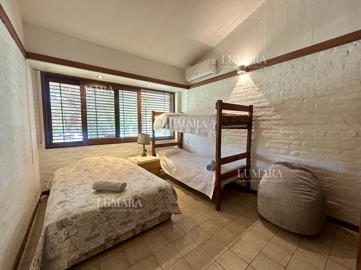 Casa ID.3391 - Venta casa en Cantegril con 4 dormitorios y 3 baños en Cantegril 