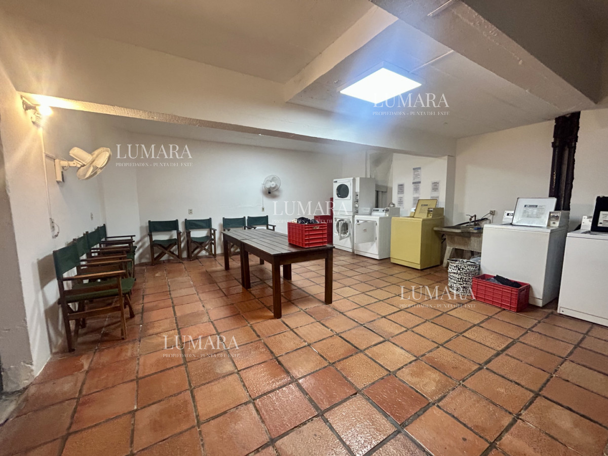 Apartamento ID.3160 - Venta apartamento de 3 dormitorios y 2 baños, Av Roosevelt Punta del Este 